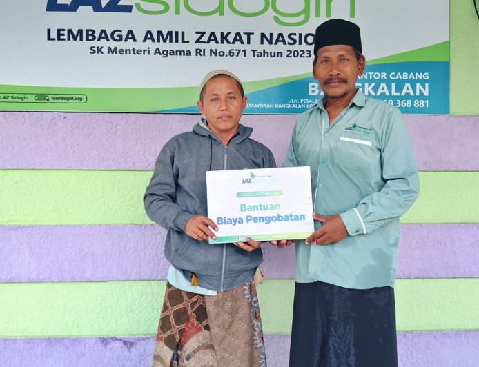 LAZ SIDOGIRI SALURKAN BANTUAN BIAYA PENGOBATAN UNTUK KORBAN KECELAKAAN DI BANGKALAN