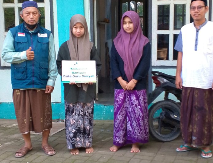 LAZ SIDOGIRI SALURKAN BANTUAN INSENTIF UNTUK GURU MADRASAH DI BANGKALAN