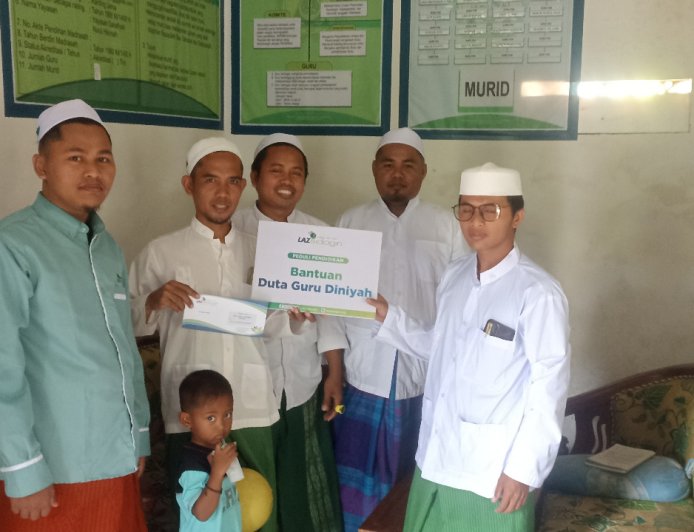 LAZ SIDOGIRI SALURKAN BANTUAN UNTUK GURU MD NURUL HIKMAH DI KOKOP BANGKALAN