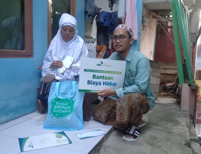 LANSIA DI BALIKPAPAN TERIMA BANTUAN BIAYA HIDUP DARI LAZ SIDOGIRI