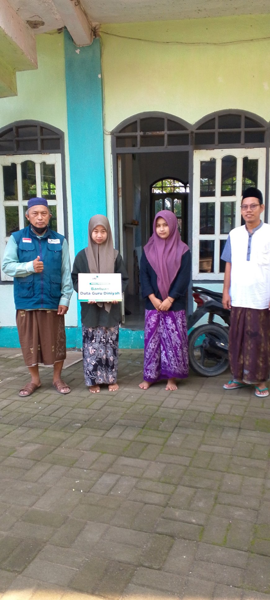 LAZ SIDOGIRI SALURKAN BANTUAN INSENTIF UNTUK GURU MADRASAH DI BANGKALAN