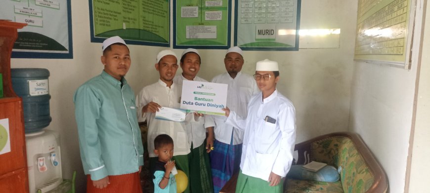 LAZ SIDOGIRI SALURKAN BANTUAN UNTUK GURU MD NURUL HIKMAH DI KOKOP BANGKALAN