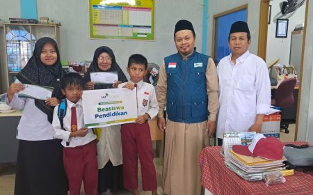 LAZ SIDOGIRI SALURKAN BANTUAN BEASISWA PENDIDIKAN UNTUK SISWA KURANG MAMPU DI BATAM