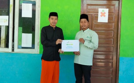 LAZ SIDOGIRI SALURKAN BANTUAN INSENTIF UNTUK DA’I DI MEMPAWAH TIMUR