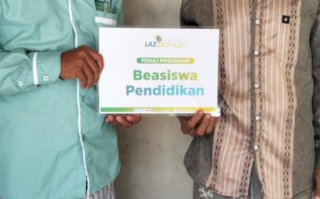 LAZ SIDOGIRI SALURKAN BANTUAN BIAYA PENDIDIKAN KEPADA DUA PENERIMA MANFAAT