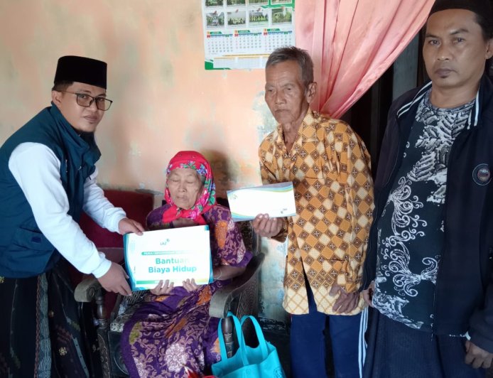 LAZ SIDOGIRI SALURKAN ZAKAT UNTUK BIAYA HIDUP WARGA PRASEJAHTERA DI GONDANGLEGI