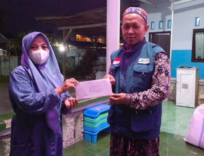 DUKUNG PENDIDIKAN, LAZ SIDOGIRI SALURKAN INSENTIF GURU MADIN DI LUMAJANG