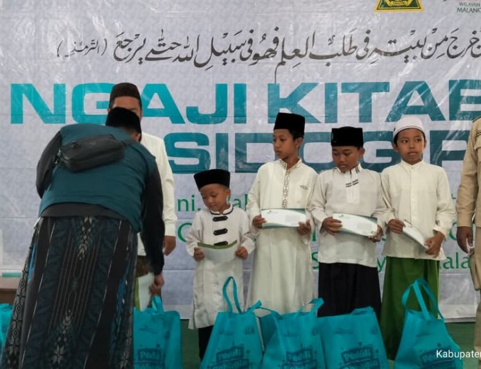 NGAJI KITAB DAN SANTUNAN YATIM DI DAMPIT, LAZ SIDOGIRI MENAUTKAN ILMU DENGAN KEPEDULIAN
