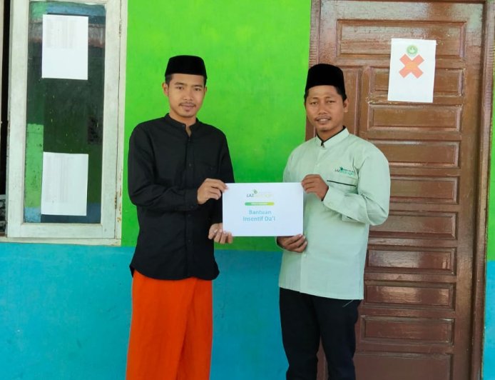 LAZ SIDOGIRI SALURKAN BANTUAN INSENTIF UNTUK DA’I DI MEMPAWAH TIMUR