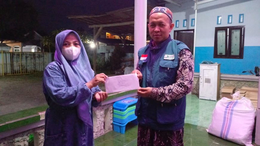 DUKUNG PENDIDIKAN, LAZ SIDOGIRI SALURKAN INSENTIF GURU MADIN DI LUMAJANG