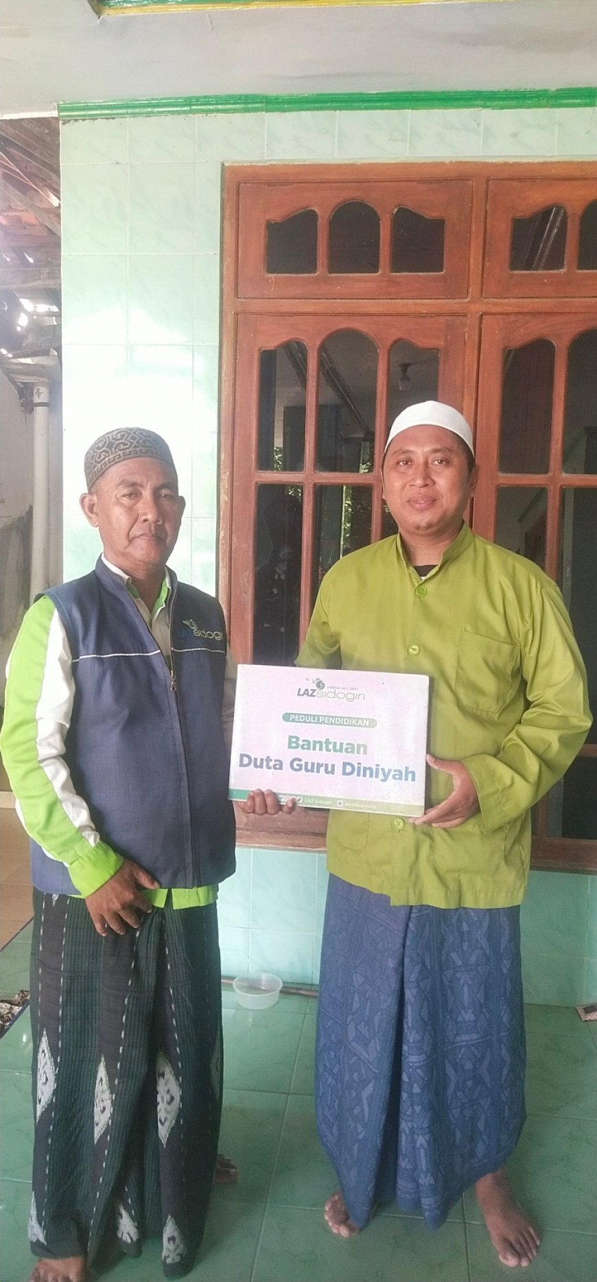 INSENTIF GURU MADRASAH DI MODUNG, LAZ SIDOGIRI JAGA NYALA PENGABDIAN DI TENGAH MINIMNYA BISYARAH