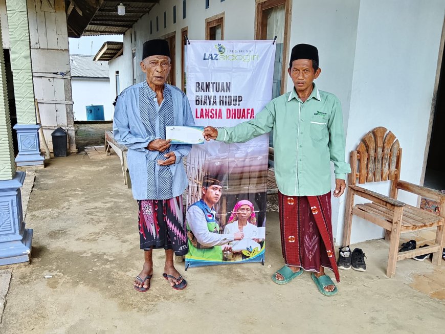 LAZ SIDOGIRI SALURKAN BANTUAN BIAYA HIDUP UNTUK LANSIA DUAFA DI SAMPANG