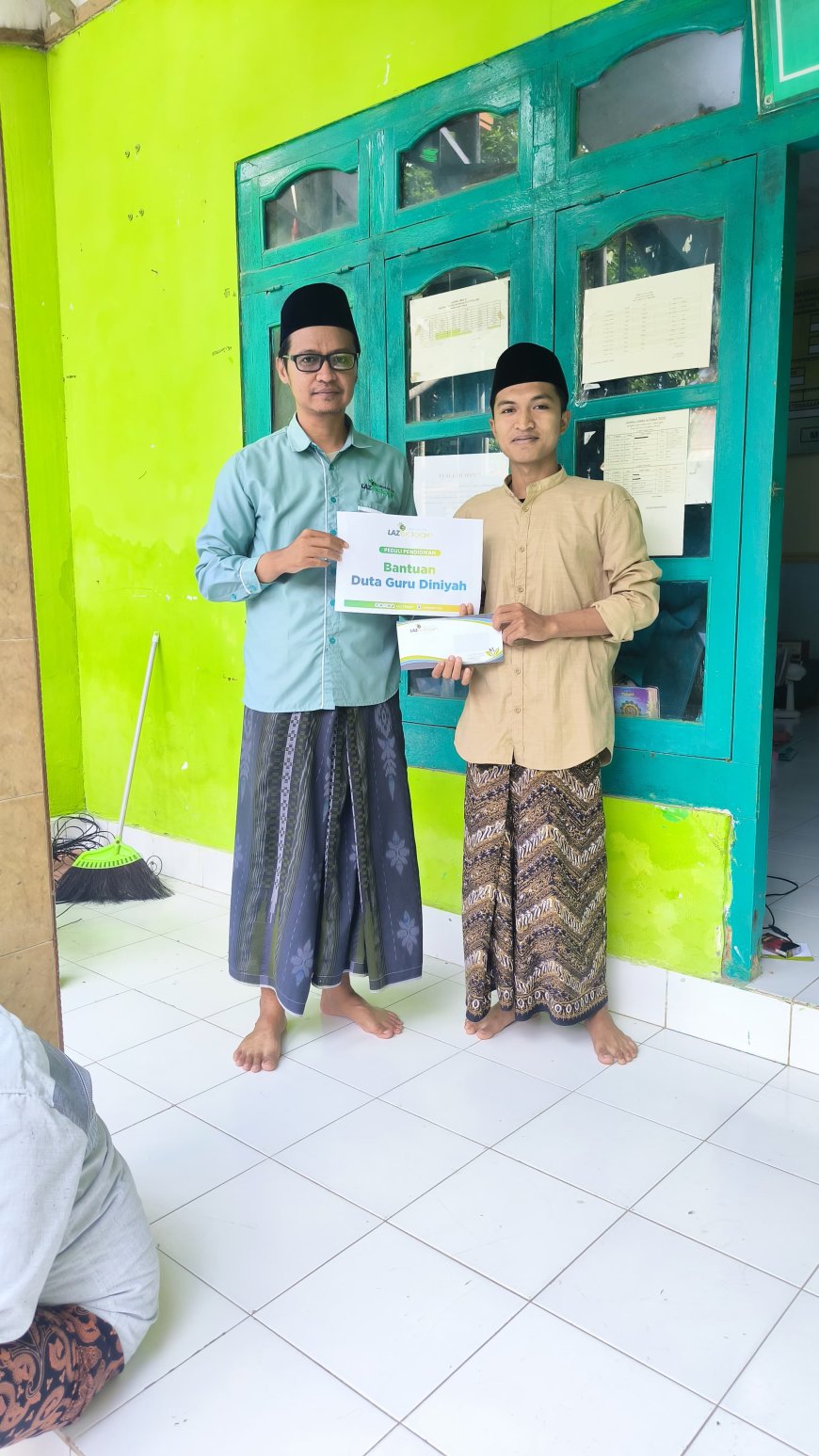 LAZ SIDOGIRI SALURKAN BANTUAN INSENTIF KEPADA GURU MADIN DI SAMPANG