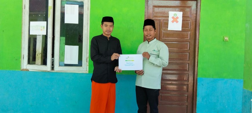 LAZ SIDOGIRI SALURKAN BANTUAN INSENTIF UNTUK DA’I DI MEMPAWAH TIMUR