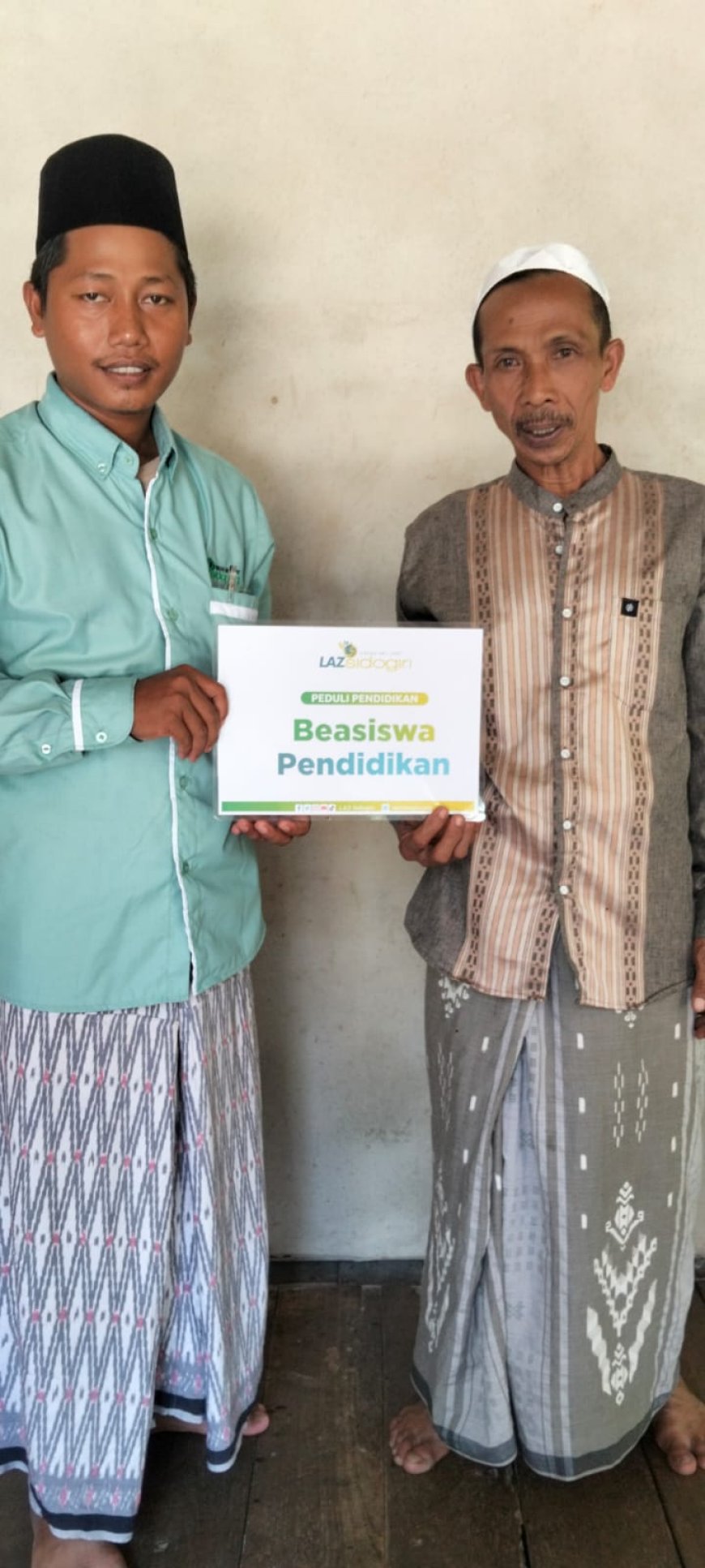 LAZ SIDOGIRI SALURKAN BANTUAN BIAYA PENDIDIKAN KEPADA DUA PENERIMA MANFAAT