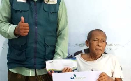 LAZ SIDOGIRI SALURKAN BANTUAN BIAYA PENGOBATAN UNTUK WARGA LANSIA DI BANGKALAN