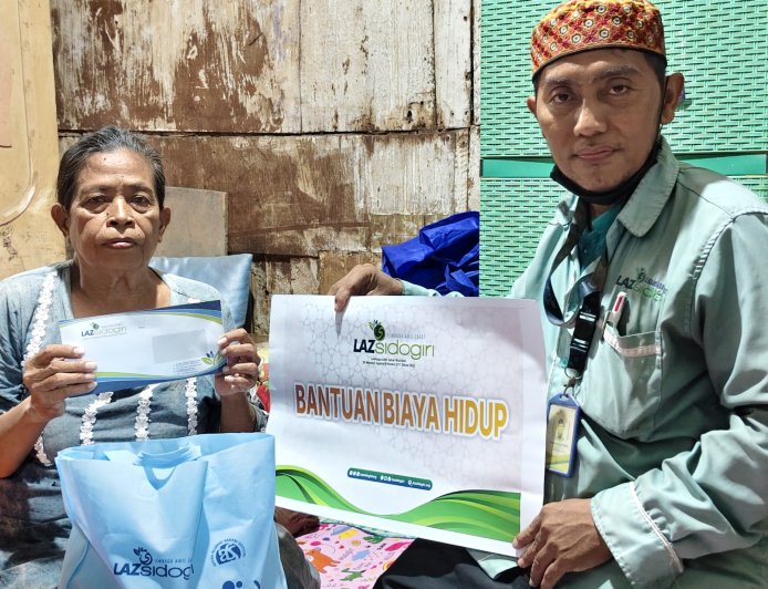 LAZ SIDOGIRI SALURKAN BANTUAN KEBUTUHAN DASAR UNTUK WARGA PRASEJAHTERA DI SIMOKERTO SURABAYA