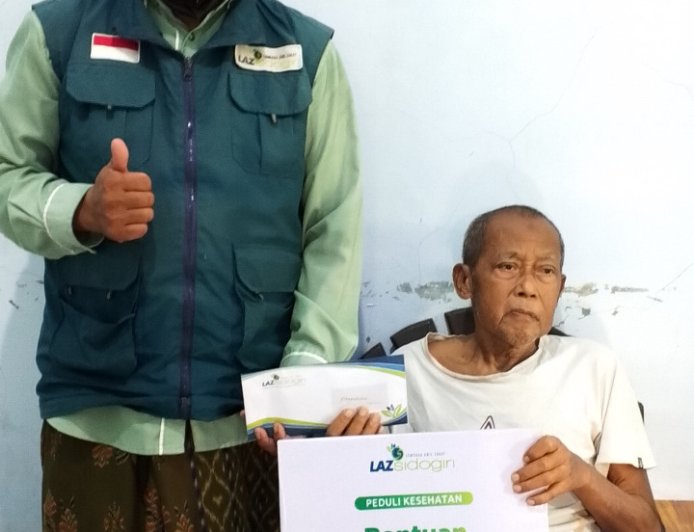 LAZ SIDOGIRI SALURKAN BANTUAN BIAYA PENGOBATAN UNTUK WARGA LANSIA DI BANGKALAN