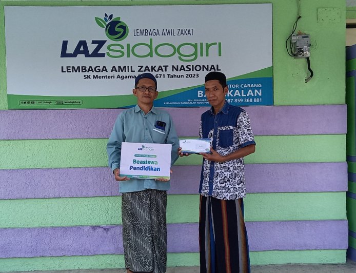 LAZ SIDOGIRI BANGKALAN SALURKAN BEASISWA SANTRI LANJUTAN UNTUK MAULANA AWWALUL AL-ISHAQIY
