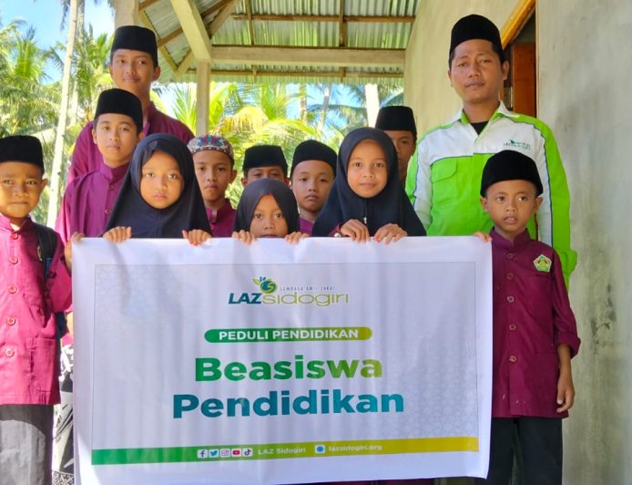 PEDULI PENDIDIKAN, LAZ SIDOGIRI SALURKAN BANTUAN PELAJAR KURANG MAMPU DI MEMPAWAH