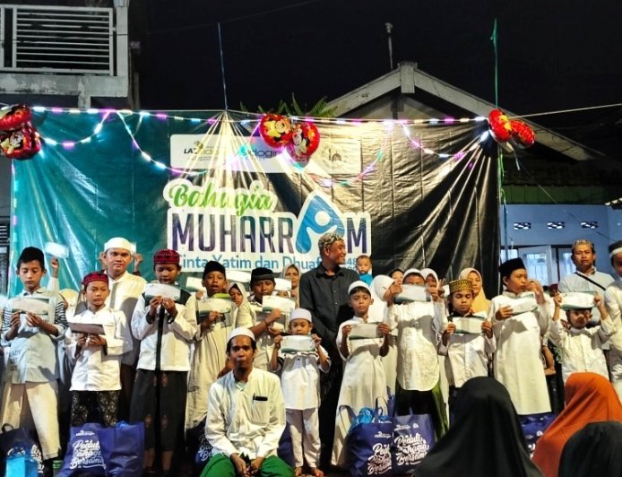 LAZ SIDOGIRI UKIR SENYUM YATIM LEWAT BAHAGIA MUHARRAM DI KECAMATAN GENTENG SURABAYA