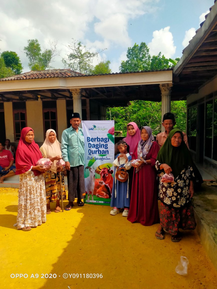 LAZ SIDOGIRI SALURKAN DAGING SAPI KURBAN UNTUK WARGA KURANG MAMPU DI LONGKEK GALIS BANGKALAN
