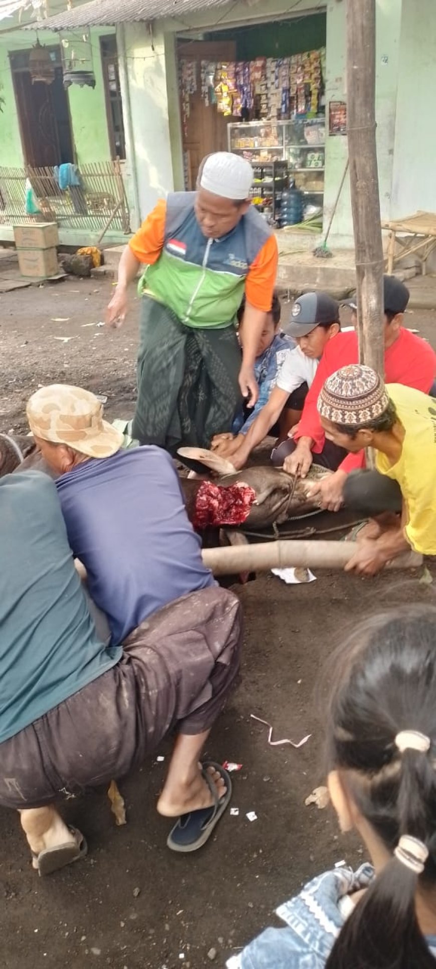 TUNAIKAN PROGRAM KEMANUSIAAN: LAZ SIDOGIRI BERBAGI QURBAN DI PASURUAN