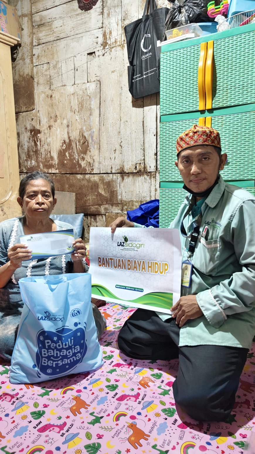 LAZ SIDOGIRI SALURKAN BANTUAN KEBUTUHAN DASAR UNTUK WARGA PRASEJAHTERA DI SIMOKERTO SURABAYA