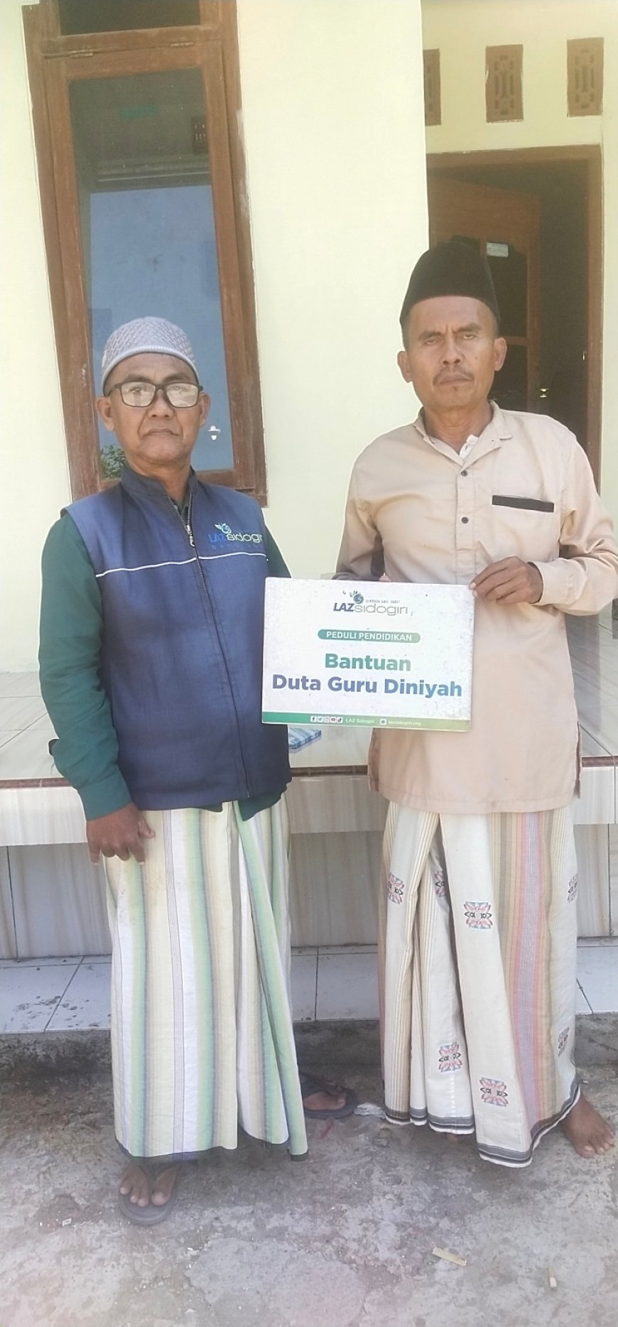 LAZ SIDOGIRI SALURKAN BANTUAN UNTUK GURU MD RAUDLATUL MUTA'ALLIMIN DI MODUNG BANGKALAN
