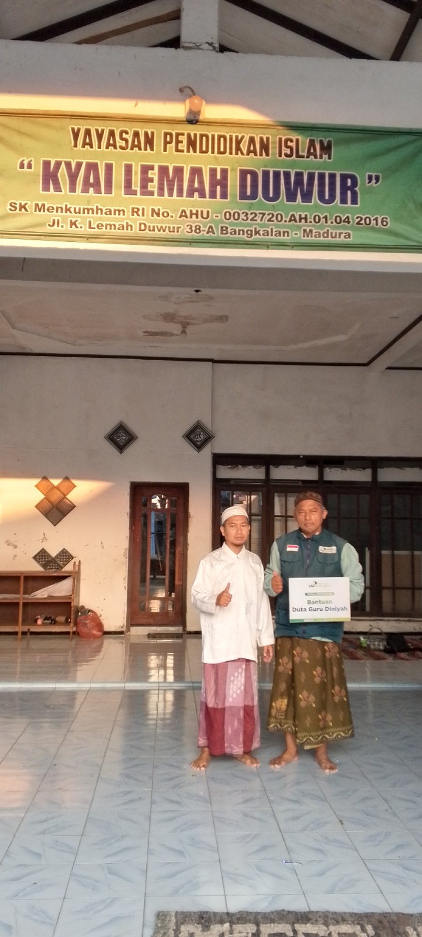 LAZ SIDOGIRI SALURKAN BANTUAN UNTUK GURU MTQ KI LEMAH DUWUR PEJAGAN BANGKALAN