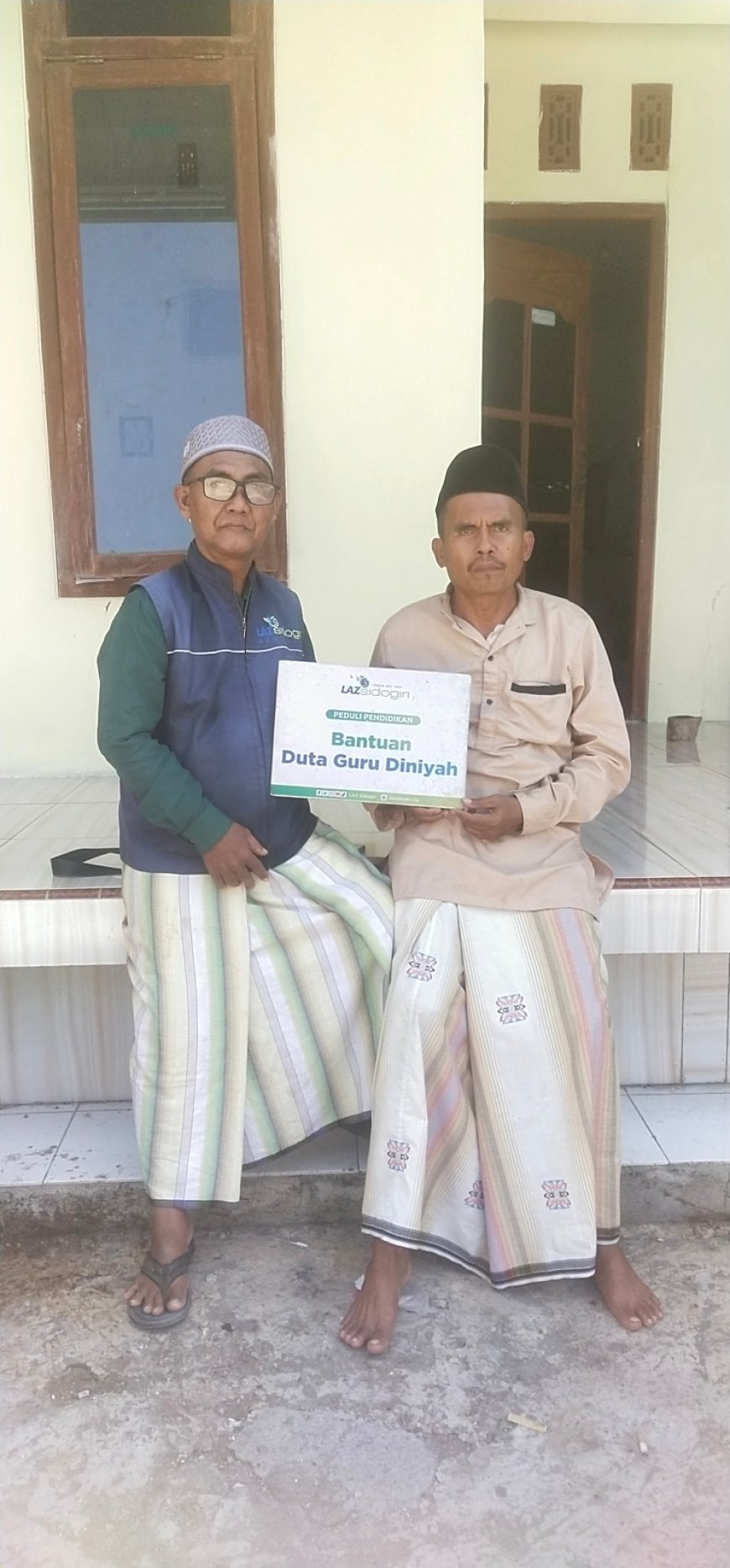 LAZ SIDOGIRI SALURKAN BANTUAN UNTUK GURU MD AL-HOLILIYAH DI BANGKALAN