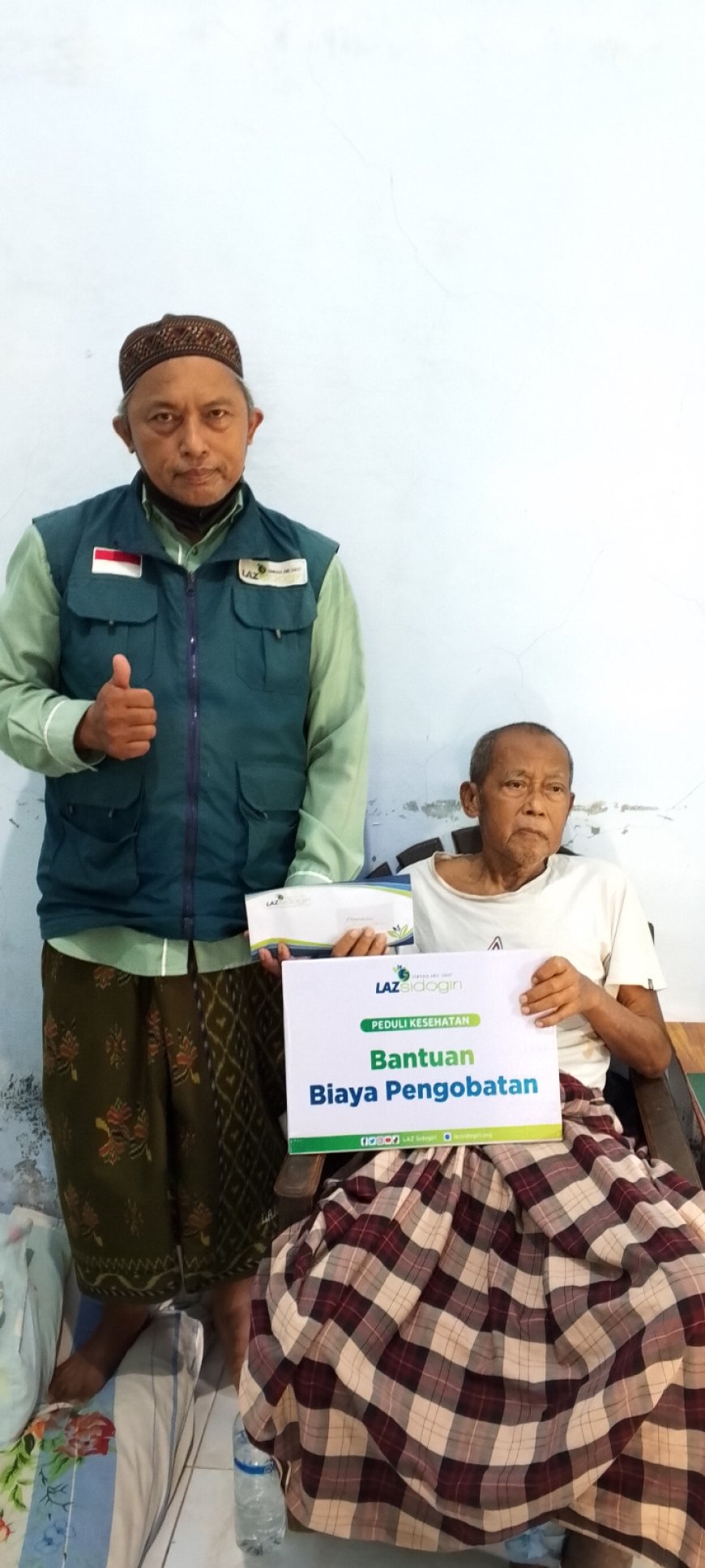 LAZ SIDOGIRI SALURKAN BANTUAN BIAYA PENGOBATAN UNTUK WARGA LANSIA DI BANGKALAN
