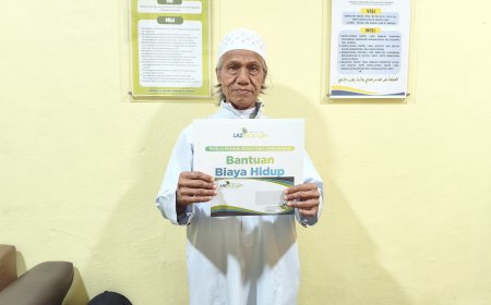 DUKUNG DEDIKASI PENGABDI RUMAH ALLAH, LAZ SIDOGIRI NTT SERAHKAN BANTUAN BIAYA HIDUP KEPADA MARBOT MASJID