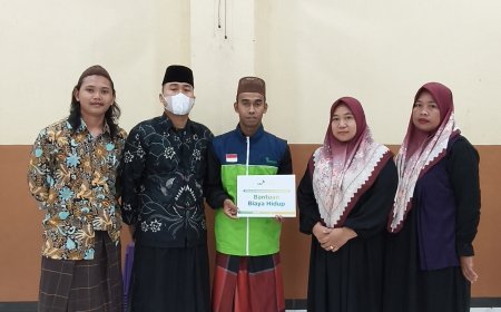DUKUNG DEDIKASI PENGAJAR AGAMA, LAZ SIDOGIRI SERAHKAN BANTUAN BIAYA HIDUP UNTUK GURU TPQ DI PONDOK PESANTREN AL-MUHAJIRIN