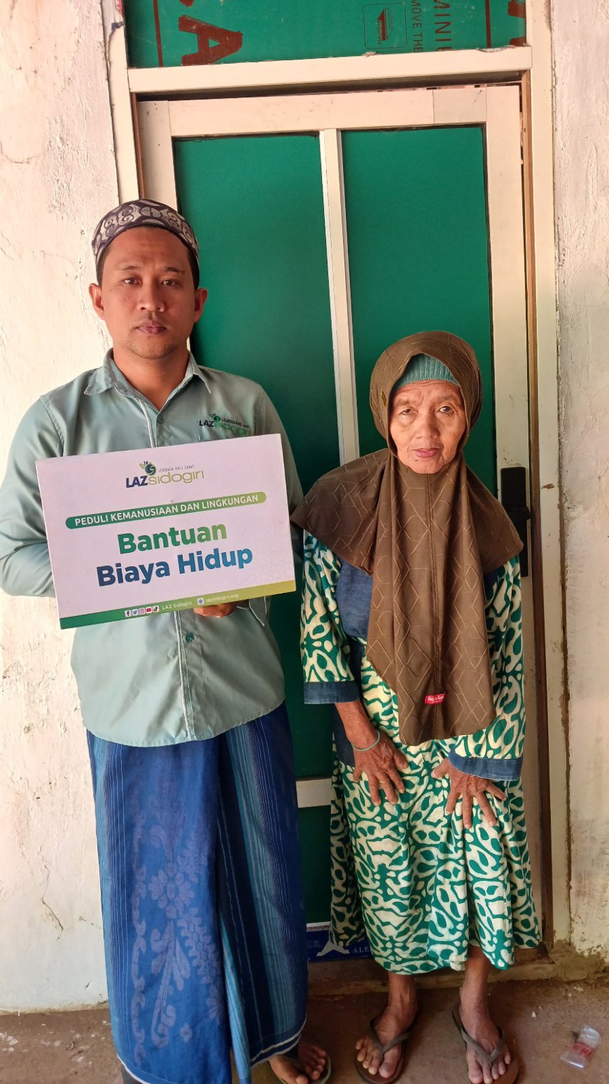 LAZ SIDOGIRI SALURKAN BANTUAN BIAYA HIDUP KEPADA JANDA DUAFA DI BANGKALAN