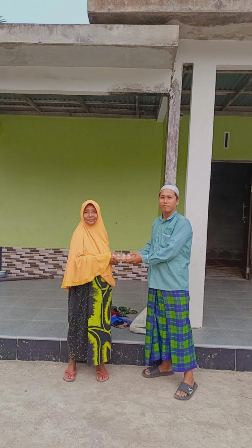 PEDULI KESEHATAN WARGA, LAZ SIDOGIRI BAGIKAN PAKET PROTEIN UNTUK LANSIA DAN IBU HAMIL