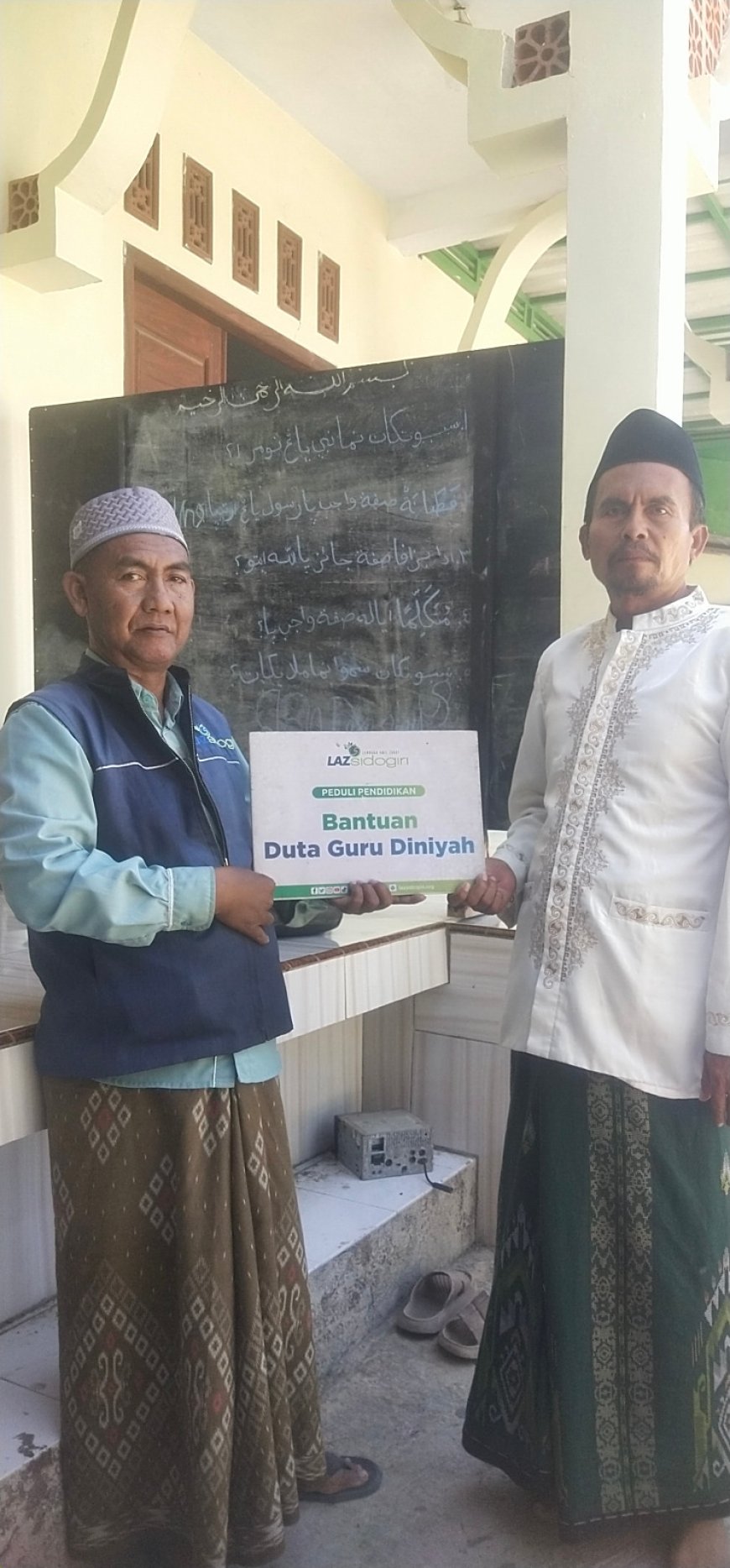 LAZ SIDOGIRI SALURKAN BANTUAN INSENTIF BAGI GURU MD. AL-HOLILIYAH BANGKALAN
