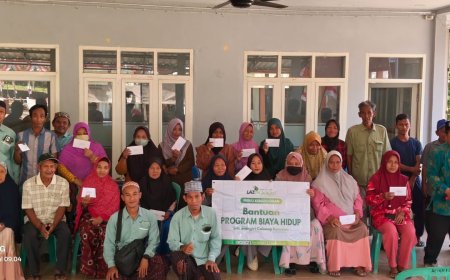 DARI ZAKAT UNTUK WARGA DHUAFA: LAZ SIDOGIRI BANTU 50 WARGA BAWEAN