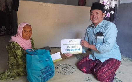 DI PINTU RUMAH KAUM DHUAFA, LAZ SIDOGIRI DATANG BERBAGI
