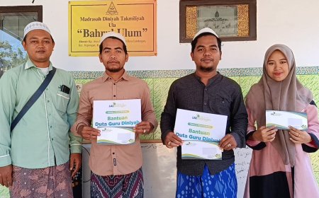 PEDULI PENDIDIKAN, LAZ SIDOGIRI SALURKAN INSENTIF GURU DI SITUBONDO