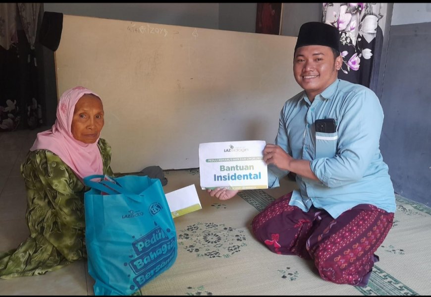 DI PINTU RUMAH KAUM DHUAFA, LAZ SIDOGIRI DATANG BERBAGI