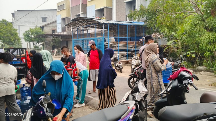 LAZ SIDOGIRI BERBAGI AIR BERSIH UNTUK WARGA SUNGAI BANGKONG
