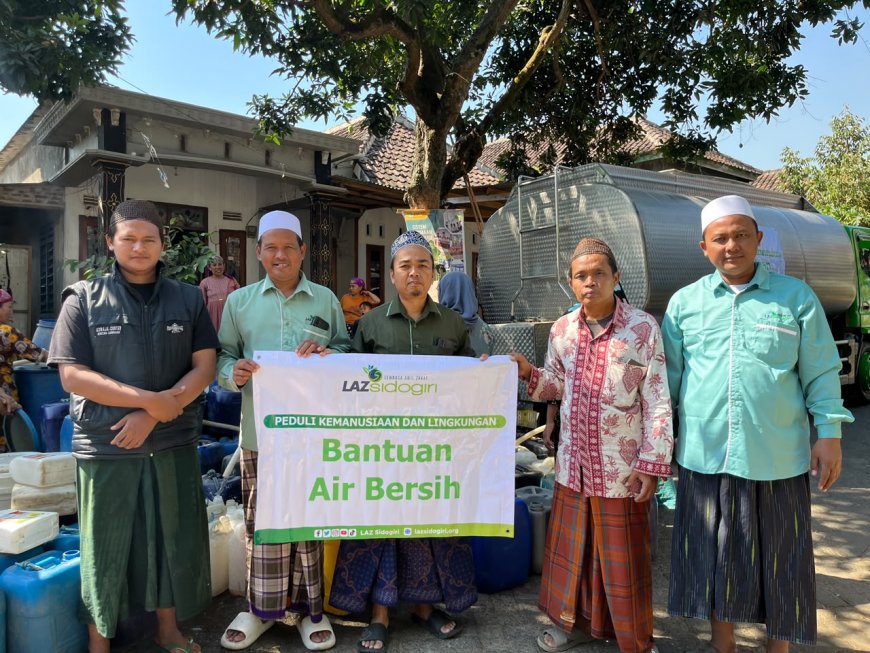LAZ SIDOGIRI SALURKAN BANTUAN AIR BERSIH UNTUK WARGA LUMBANG