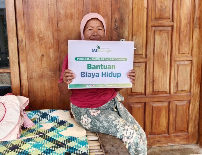 DI TENGAH KETERBATASAN EKONOMI, LAZ SIDOGIRI RINGANKAN BEBAN HIDUP IBU SULIDAH
