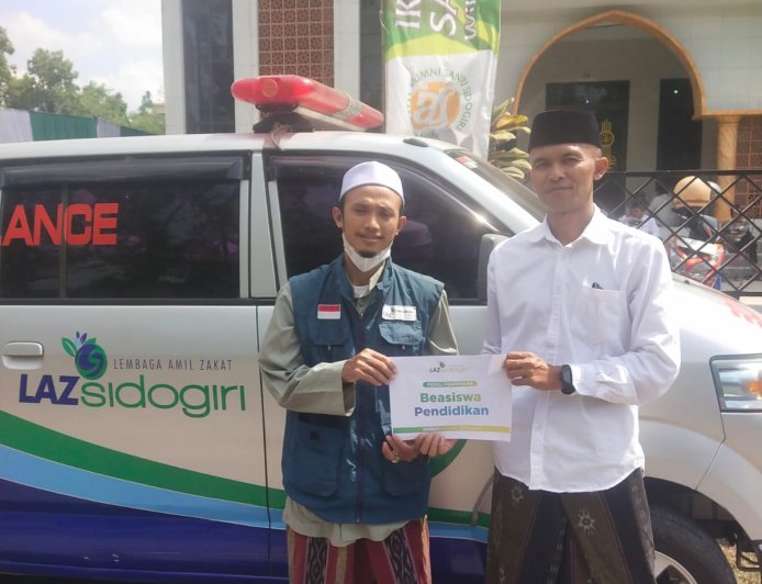 LAZ SIDOGIRI SALURKAN BEASISWA UNTUK DUA SANTRI PP NURUL QORNAIN JEMBER