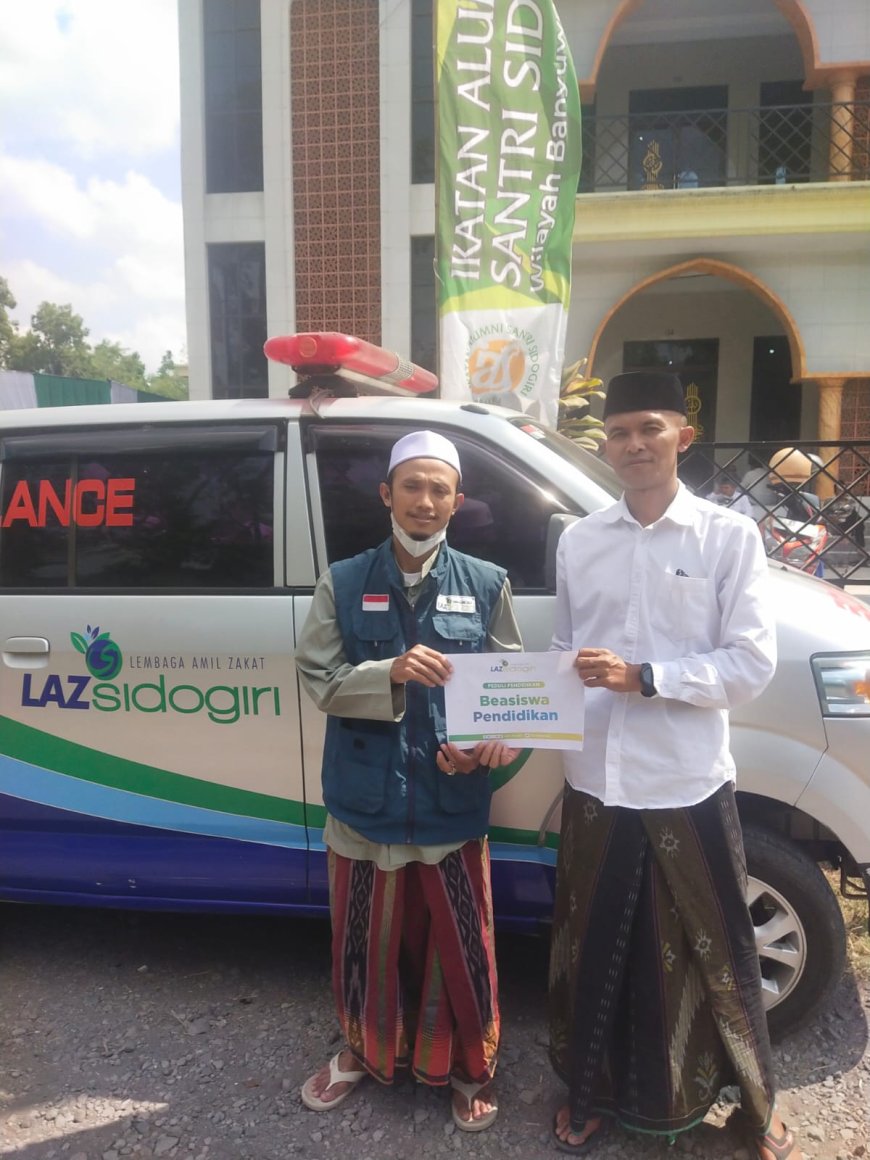 LAZ SIDOGIRI SALURKAN BEASISWA UNTUK DUA SANTRI PP NURUL QORNAIN JEMBER