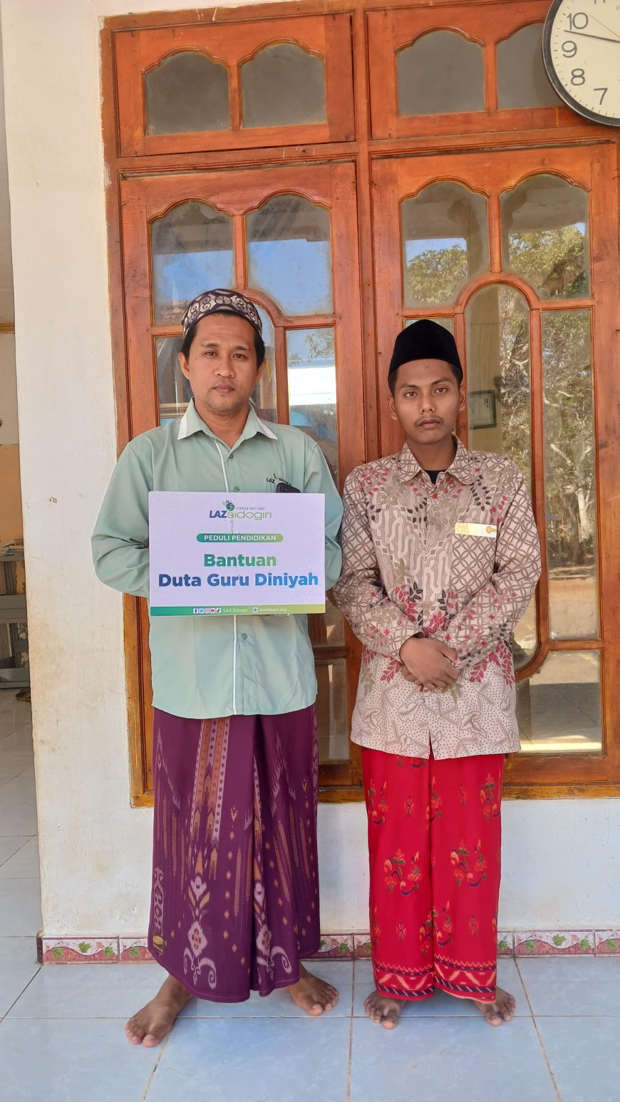 PENYEMANGAT TERUS MENGABDI, LAZ SIDOGIRI SALURKAN BANTUAN DUTA GURU MADRASAH DI PELOSOK DESA