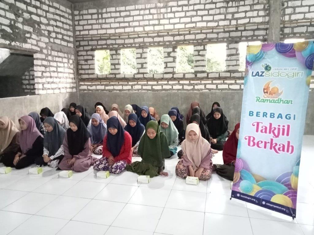 LAZ SIDOGIRI BERBAGI TAKJIL BERSAMA SANTRI PONDOK RAMADHAN
