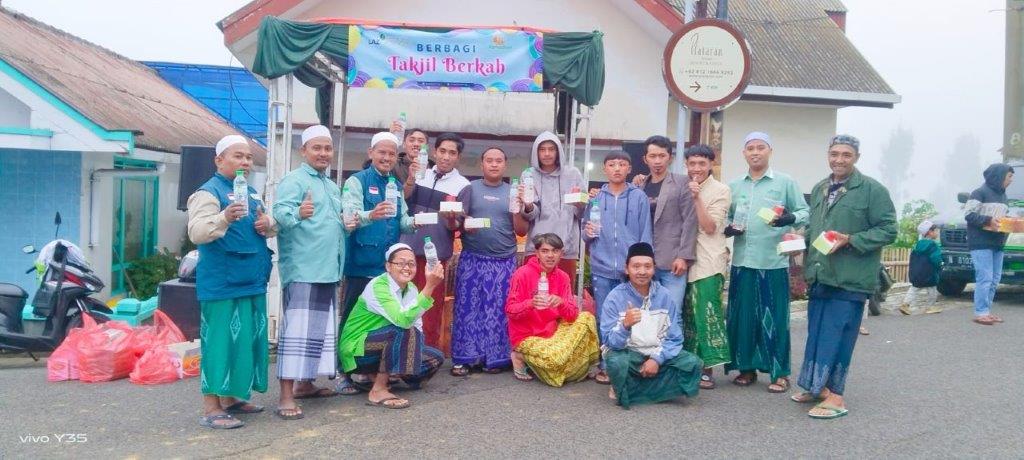 LAZ SIDOGIRI BERBAGI TAKJIL BERSAMA MUALAF DI TOSARI PASURUAN