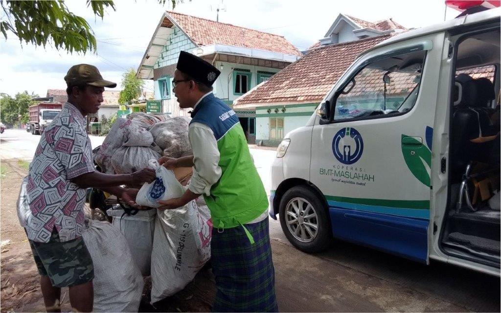 LAZ SIDOGIRI BERBAGI SEMBAKO UNTUK DHUAFA DI SEPANJANG JALAN PASURUAN
